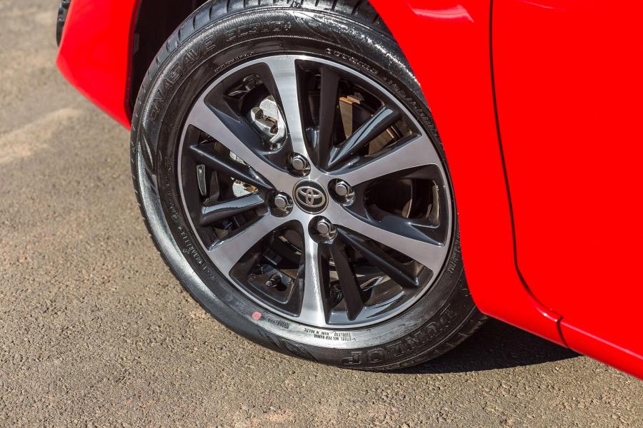 Колеса Toyota Yaris XLS Hatchback 2018 года  (LA) (фото 22 из 30)